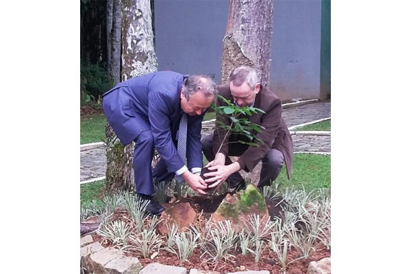03_Pflanzung-mit-Direktor-Schroeder