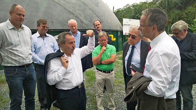 01_Pomerode_Gespraech-vor-Biogasanlage