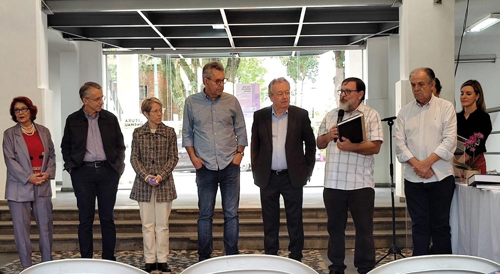 An der Buchpremiere nahmen neben Autor Marcelo Vieira Nascimento (mit Mikrofon) auch Blumenaus Oberbürgermeister Mário Hildebrandt (2. v.l.) und Hans-Dieter Beuthan, Geschäftsführender Vizepräsident des WWZ-BD (5.v.l.), teil. (Foto: A. Nascimento)