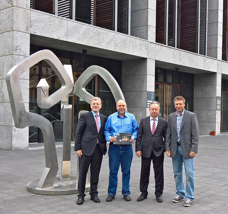 Gruppenfoto vor Weimarhalle 